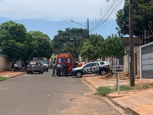 Pol&iacute;cia negocia por mais de 5h com rapaz em surto trancado com faca em banheiro