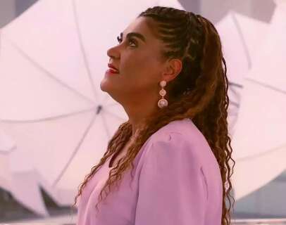 Eug&ecirc;nia quase n&atilde;o via negras na universidade e foi atr&aacute;s do porqu&ecirc;