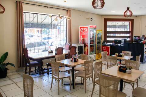 Pai e filho abrem loja que une padaria e fotografia no Centro