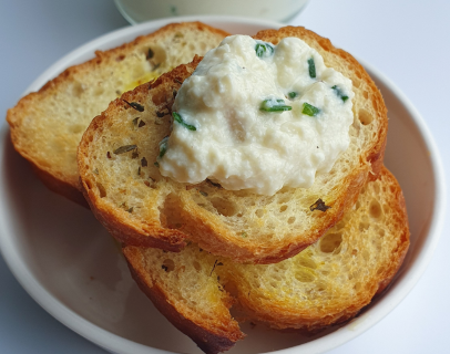 Acha tofu sem gra&ccedil;a? Vers&atilde;o em pat&ecirc; com alho pode salvar o &ldquo;queijo&rdquo;