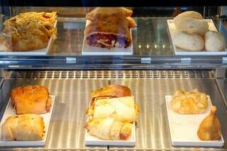 Pai e filho abrem loja que une padaria e fotografia no Centro