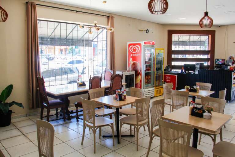 Pai e filho abrem loja que une padaria e fotografia no Centro