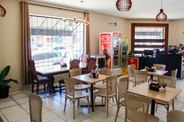 Pai e filho abrem loja que une padaria e fotografia no Centro