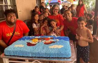 Inspirado em bolo gigante, barquinho de Lourde virou mural 