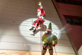 Nada de tren&oacute;: Papai Noel inova e chega ao shopping de rapel