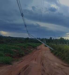 Ap&oacute;s chuva, quatro postes ficam prestes a cair na Ch&aacute;cara dos Poderes 