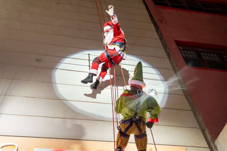 Nada de trenó: Papai Noel inova e chega ao shopping de rapel