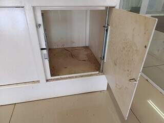 Criança de 3 anos fica presa em armário de agência bancária Criança de 3 anos fica presa em armário de agência bancária