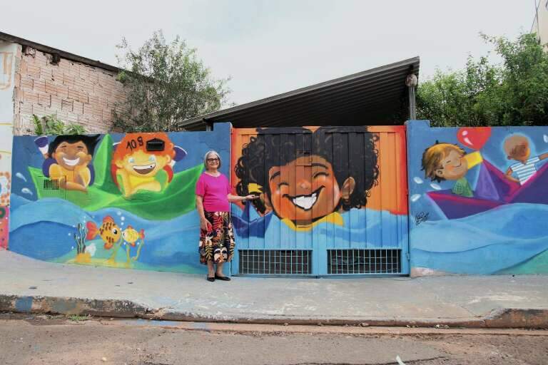 Inspirado em bolo gigante, barquinho de Lourde virou mural 