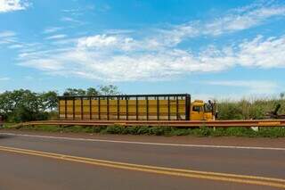 Acidente entre carro e caminhão deixa 2 feridos na saída para Terenos Acidente entre carro e caminhão deixa 2 feridos na saída para Terenos