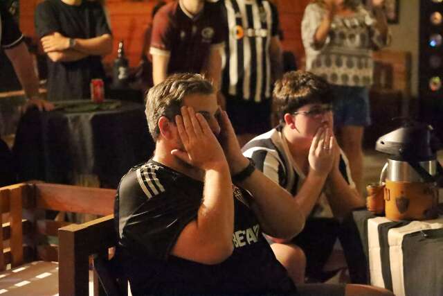 Em bar no Jardim Itatiaia, torcida do Atl&eacute;tico-MG lamenta t&iacute;tulo perdido