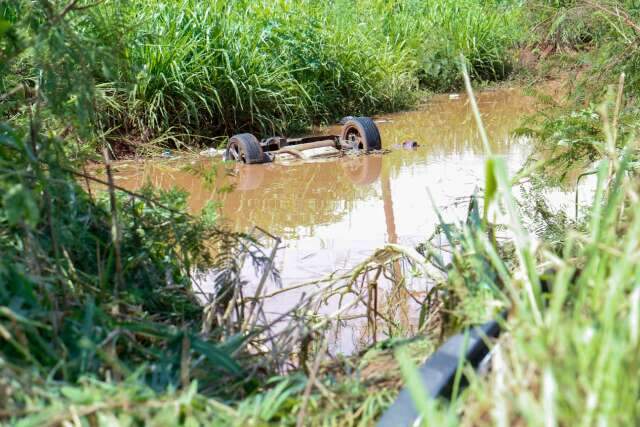Carro com quatro ocupantes cai em c&oacute;rrego na sa&iacute;da para Cuiab&aacute;