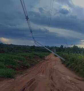 Ap&oacute;s chuva, quatro postes ficam prestes a cair na Ch&aacute;cara dos Poderes 