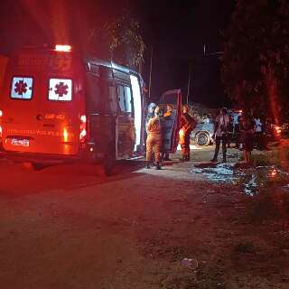 Arma falha, jovem tenta fugir e &eacute; morto com tiros na cabe&ccedil;a em frente &agrave; namorada