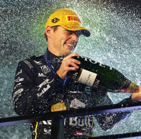 Verstappen vence em Las Vegas e dupla da McLaren &eacute; desclassificada