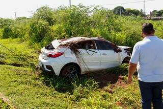 Carro com quatro ocupantes cai em c&oacute;rrego na sa&iacute;da para Cuiab&aacute;