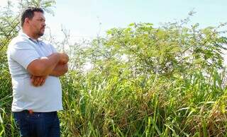 Carro com quatro pessoas cai dentro de c&oacute;rrego ap&oacute;s derrapar e perder o controle