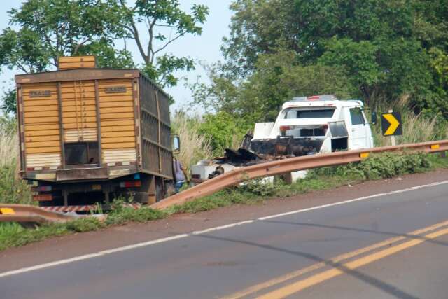 Acidente entre carro e caminh&atilde;o deixa 2 feridos na sa&iacute;da para Terenos