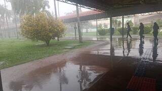 Manh&atilde; de domingo termina com chuva e tempo nublado