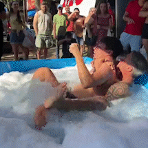 Loja na Fronteira &ldquo;ressuscita&rdquo; pol&ecirc;mica banheira do Gugu