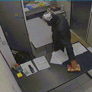 Dupla furta notebook, arma de press&atilde;o e at&eacute; chocolates de empresa log&iacute;stica