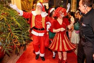 Nada de tren&oacute;: Papai Noel inova e chega ao shopping de rapel