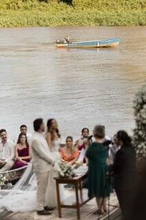 Com convidados em barco, Ang&eacute;lica e Daniel se casaram no Rio Miranda