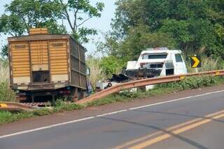 Acidente entre carro e caminhão deixa 2 feridos na saída para Terenos Acidente entre carro e caminhão deixa 2 feridos na saída para Terenos