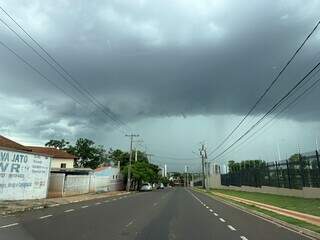 Manh&atilde; de domingo termina com chuva e tempo nublado