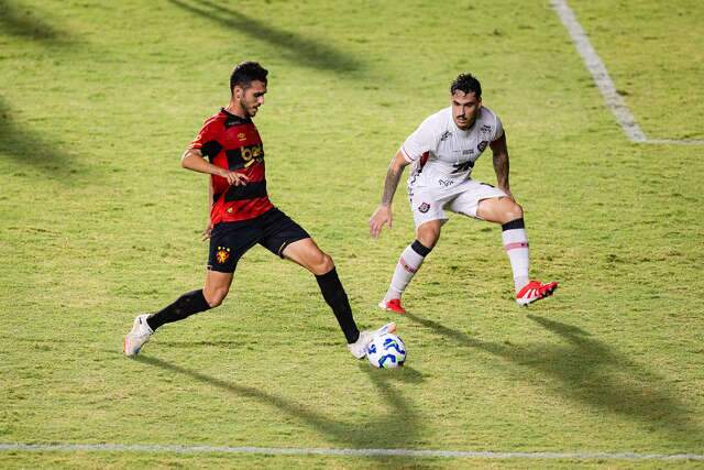 Vit&oacute;ria bate Sport na Ilha do Retiro e sai da zona de rebaixamento