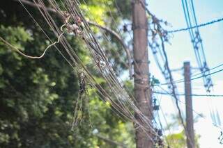 A&ccedil;&atilde;o para remover fios ilegais come&ccedil;a no Centro e ser&aacute; ampliada aos bairros