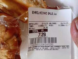 Crian&ccedil;a come salgados com larvas comprados em atacadista e passa mal