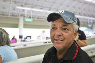 Medo de golpes leva contribuintes a enfrentar longas filas para aderir ao Refis Medo de golpes leva contribuintes a enfrentar longas filas para aderir ao Refis