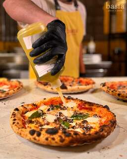 Com pizzas, pães e sanduíches, Basta é uma surpresa a cada mordida Com pizzas, pães e sanduíches, Basta é uma surpresa a cada mordida