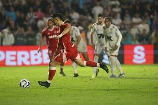 Internacional e Santos fazem confronto direto contra o rebaixamento