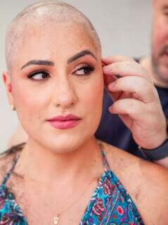 Tálita fez ensaio raspando cabelo para inspirar mulheres com câncer Tálita fez ensaio raspando cabelo para inspirar mulheres com câncer