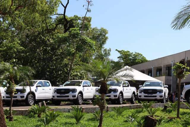 Estado entrega 14 caminhonetes a munic&iacute;pios para refor&ccedil;ar combate a endemias 