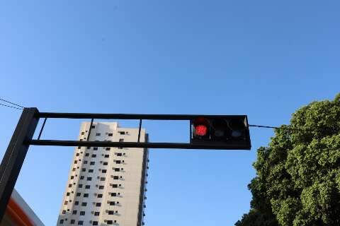 Cruzamentos da Guaicurus recebem novos sem&aacute;foros em obra custeada por empresa