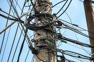 A&ccedil;&atilde;o para remover fios ilegais come&ccedil;a no Centro e ser&aacute; ampliada aos bairros