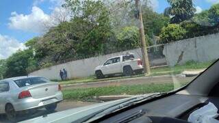 Camionete desgovernada destrói parte do muro da Base Aérea em Campo Grande Camionete desgovernada destrói parte do muro da Base Aérea em Campo Grande