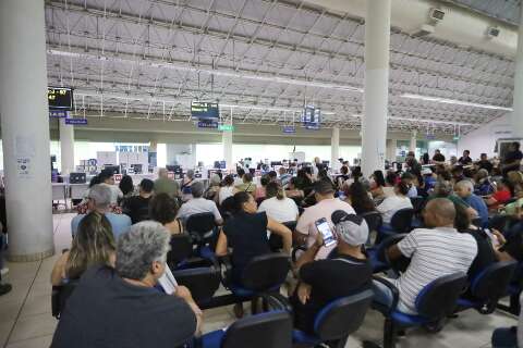 Medo de golpes leva contribuintes a enfrentar longas filas para aderir ao Refis