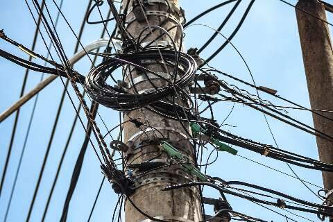 A&ccedil;&atilde;o para remover fios ilegais come&ccedil;a no Centro e ser&aacute; ampliada aos bairros