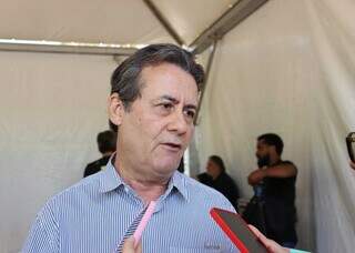 Estado entrega 14 caminhonetes a municípios para reforçar combate a endemias Estado entrega 14 caminhonetes a municípios para reforçar combate a endemias