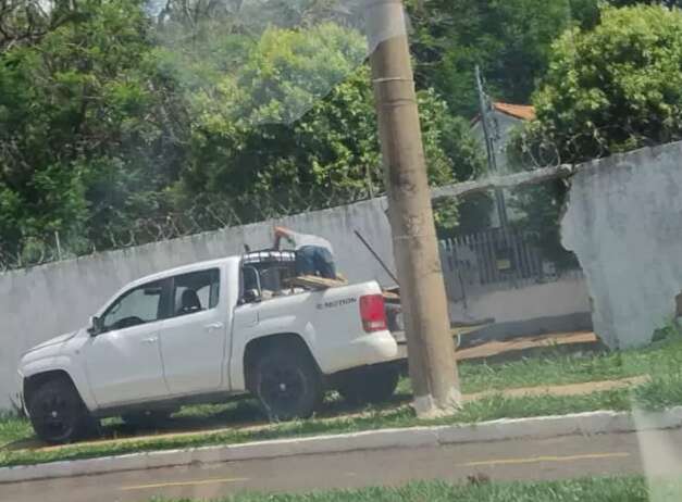 Camionete desgovernada destr&oacute;i parte do muro da Base A&eacute;rea em Campo Grande