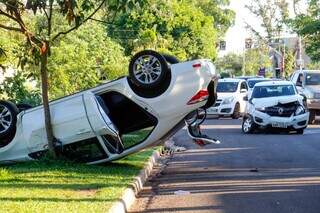 Corolla capota ap&oacute;s ser atingido por Kwid em cruzamento da Bom Pastor