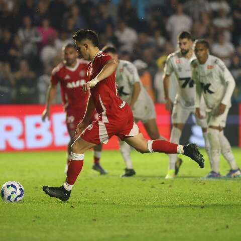 Internacional e Santos fazem confronto direto contra o rebaixamento