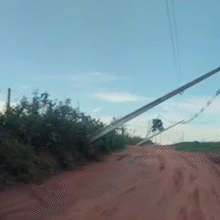 Ap&oacute;s chuva, quatro postes ficam prestes a cair na Ch&aacute;cara dos Poderes 