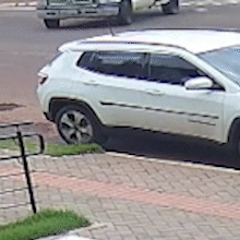 Caminh&atilde;o invade preferencial e provoca acidente com motociclista 