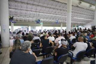 Medo de golpes leva contribuintes a enfrentar longas filas para aderir ao Refis Medo de golpes leva contribuintes a enfrentar longas filas para aderir ao Refis