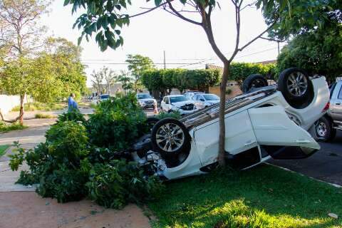 Corolla capota ap&oacute;s ser atingido por Kwid em cruzamento da Bom Pastor